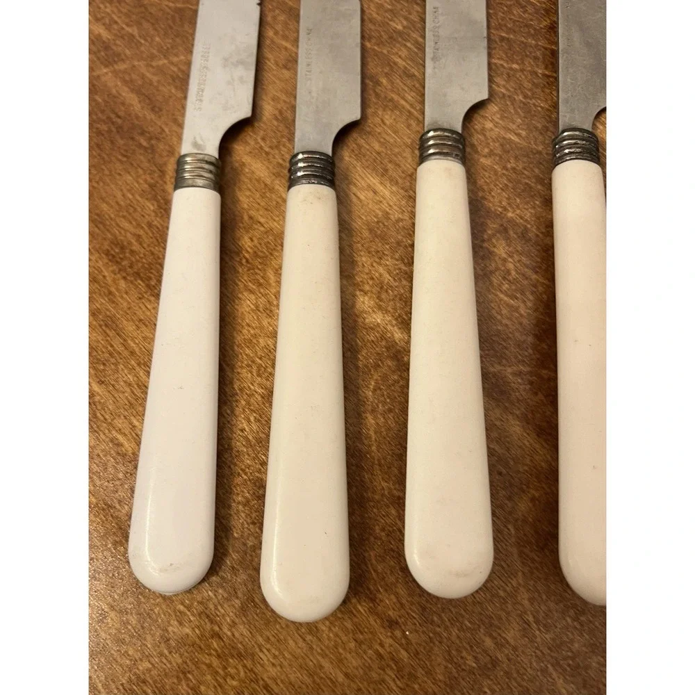 Lot of 4 Deco Stainless Flatware Knives With White Premium Plastic Handles